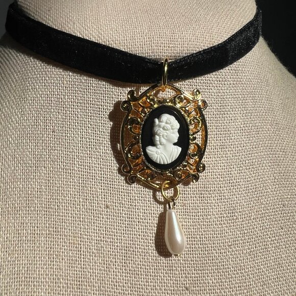 Black Velvet Ribbon Cameo Pendant Choker Victorian Style Costume Choker Necklace - Picture 6 of 12